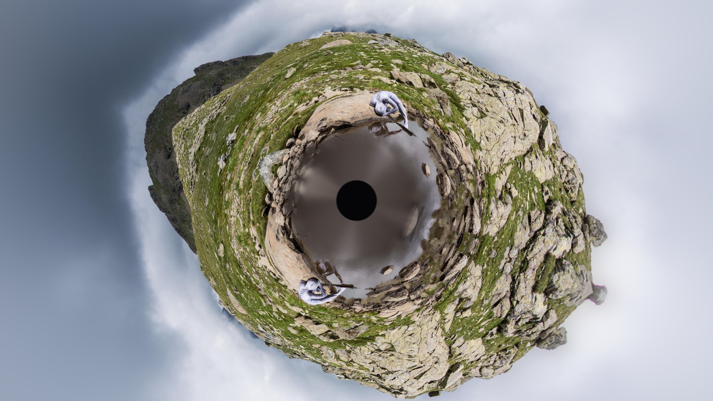 Kleiner Planet: eine Fotografie aus dem Hochschwab-Massiv (2016) in stereografischer Projektion – Geröll, Grashänge und Kalkwände krümmen sich zu einem Planeten, in der Mitte eine schwarze Pupille; zwei Figuren im Schlangenhaut-Anzug liegen auf dem Geröll.