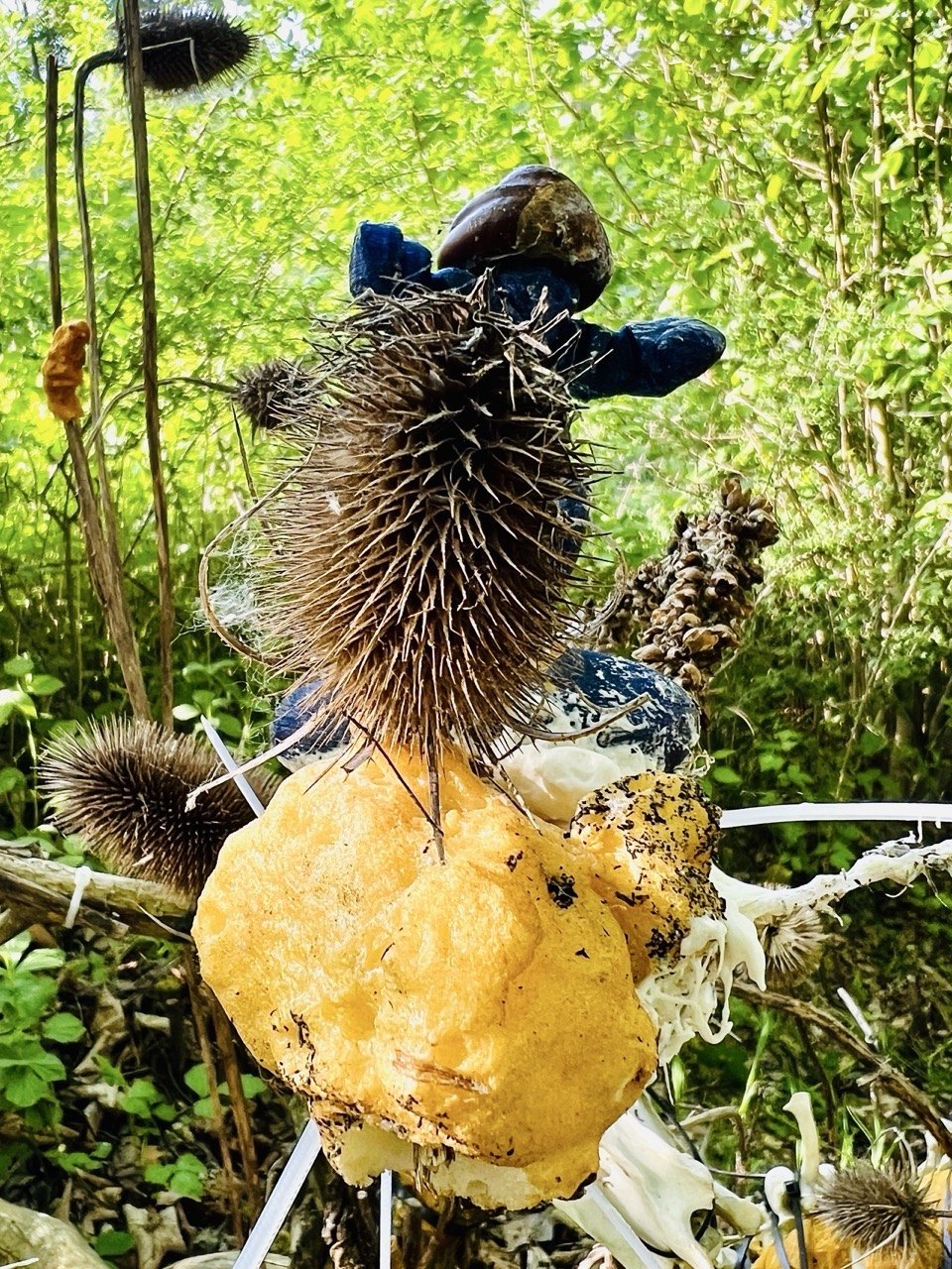 Skulpturale Setzung im Wald von Böhmsdorf