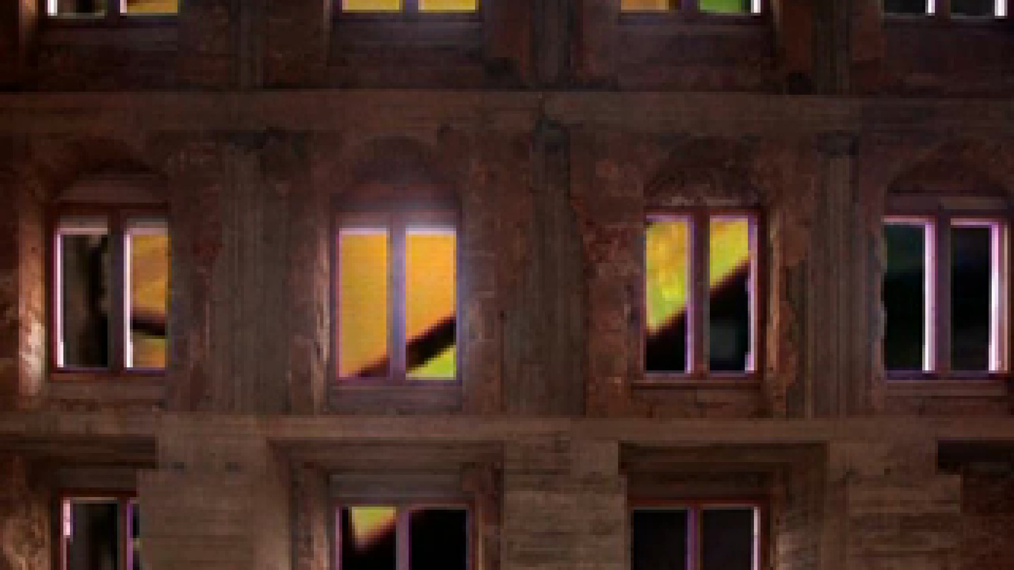 Die Vorstadt: Fassade mit Fenstern voller fremder Bilder (DaS005, 2008, 320 Bildpunkte auf 4K vergrößert)