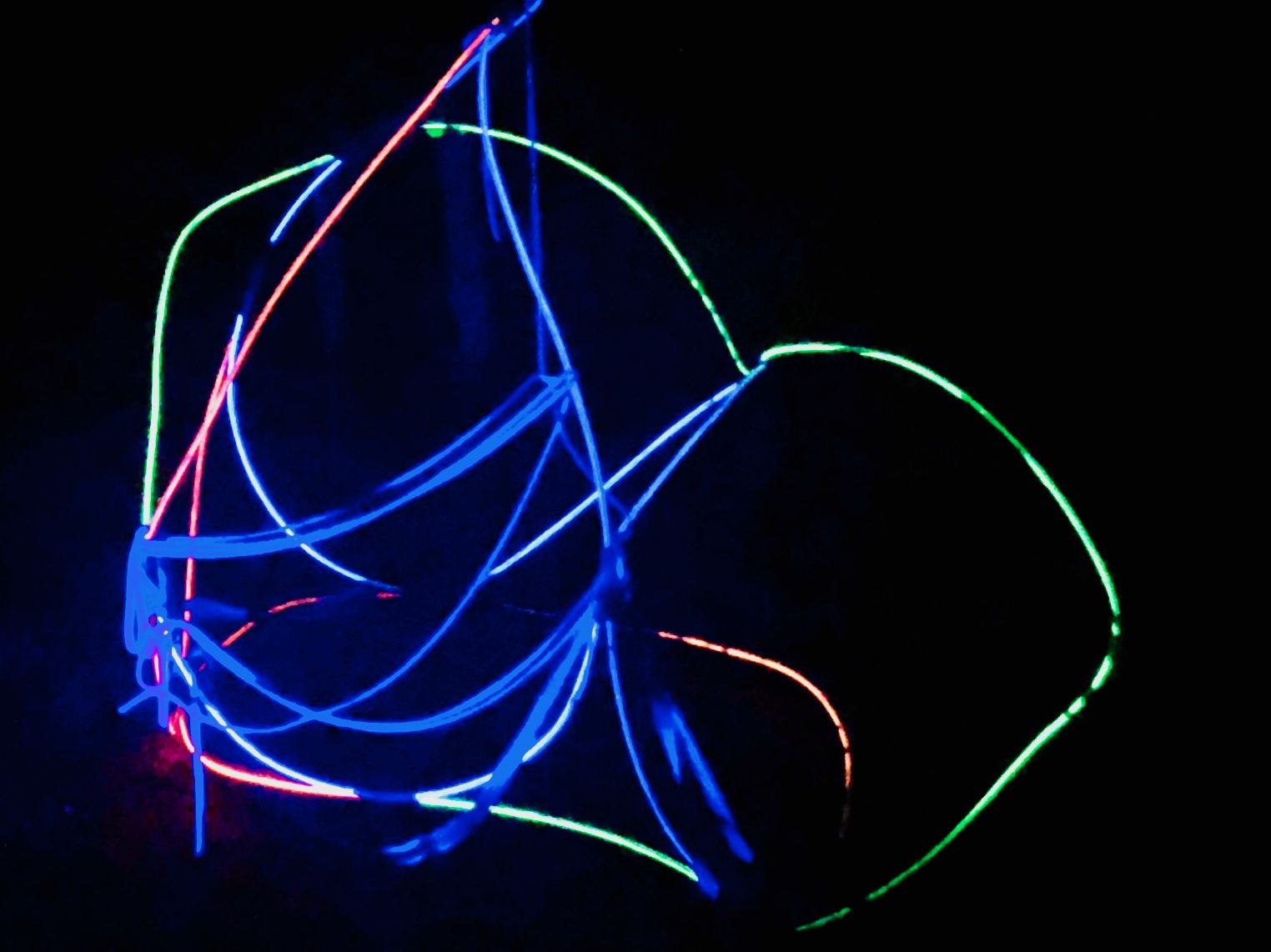 Puppe aus Luft · Nachtkörper im Schwarzlicht
