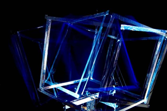 Rotation im UV-Licht — RAUM 11, Markus Wintersberger 2011/2012